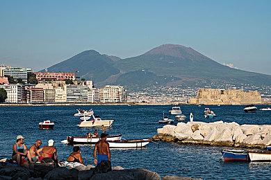 《森林之子》新实机演示 带着美女一起打怪物